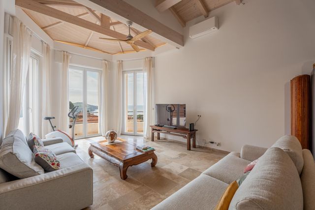 maison à vendre - 5 pièces - 200.0 m2 - VILLEFRANCHE SUR MER - 06 - PROVENCE-ALPES-COTE-D-AZUR - Century 21 Lafage Transactions